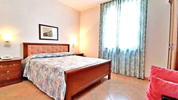 Standard Double | Desk, bed sheets