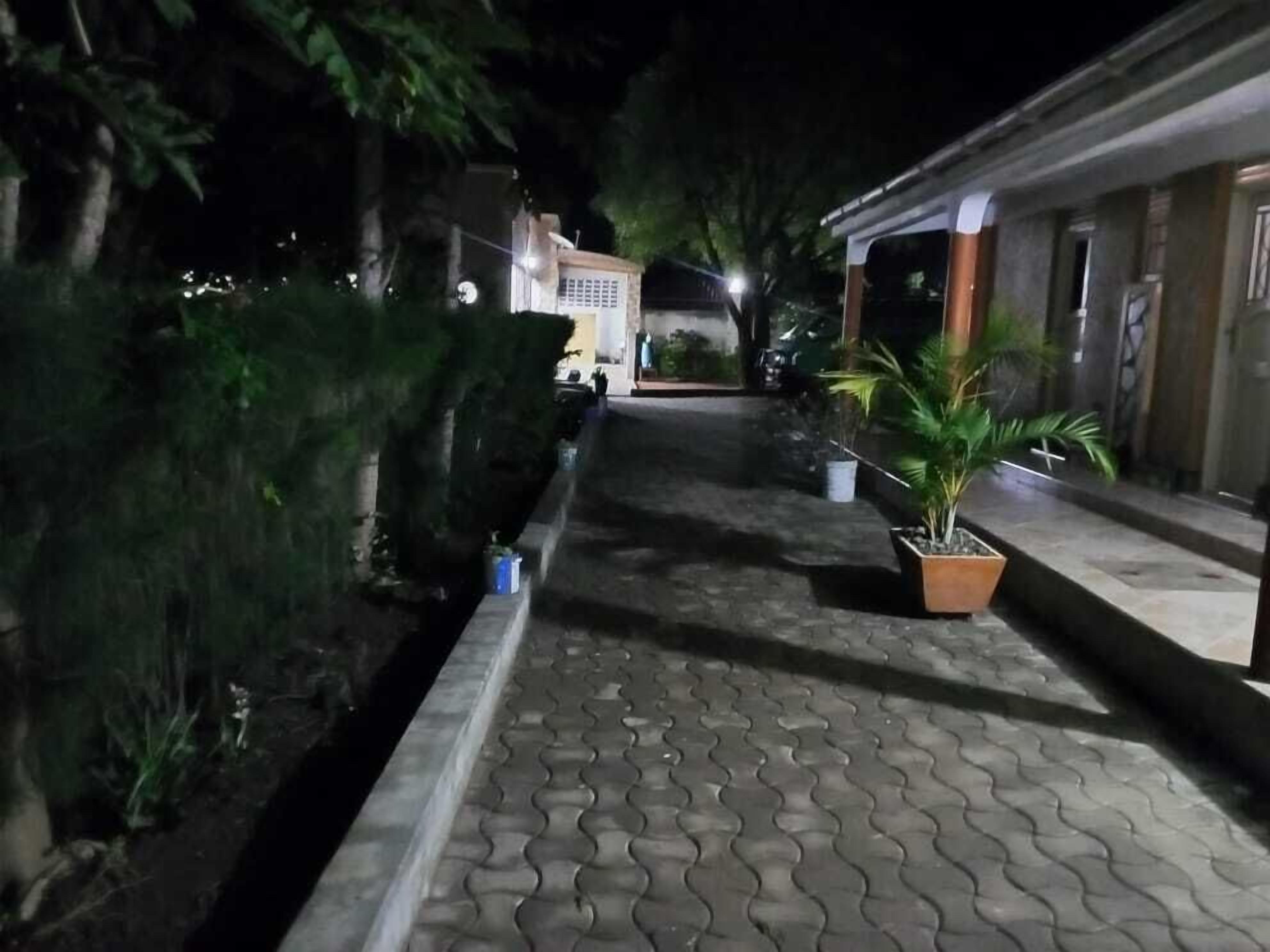 Fachada da propriedade à noite