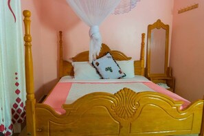 Standard-Doppelzimmer | Individuell eingerichtet, Schreibtisch, laptopgeeigneter Arbeitsplatz