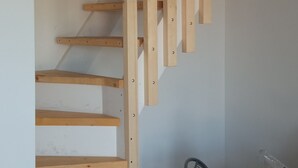 A wooden staircase with a modern design, leading to a room with a desk and chair. - iPesci di Sperlonga B&B 200 meters from the sea (Sperlonga)