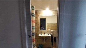 A bathroom with a sink, mirror, and a towel rack. - iPesci di Sperlonga B&B 200 meters from the sea (Sperlonga)