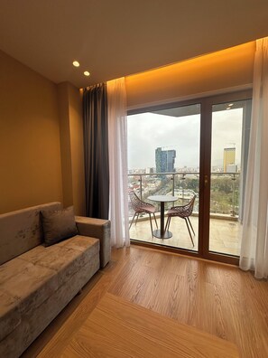 Family Suite Skyline View | Zona de estar | Smart TV de 60 pulgadas con canales por cable