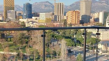 Un paisaje urbano con edificios modernos y montañas al fondo.