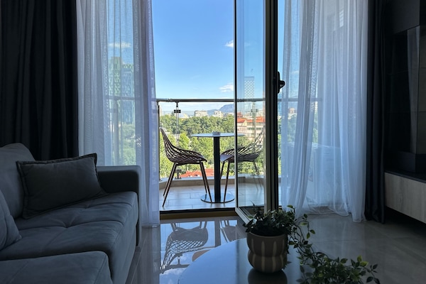 Apartamento panorâmico | Área de estar | Smart TV 50 polegadas com canais a cabo