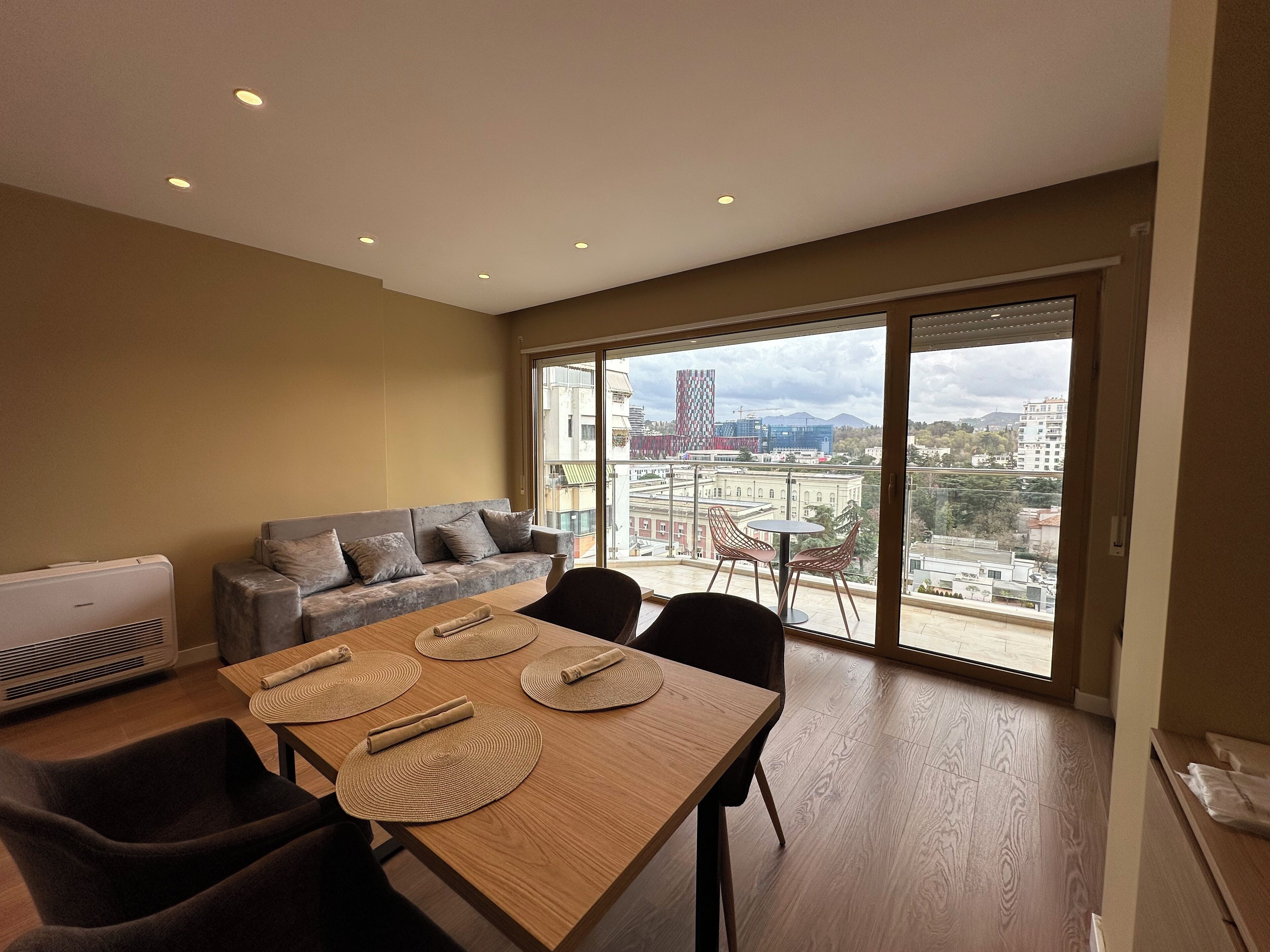 Apartment with Balcony | Zona de estar | Smart TV de 60 pulgadas con canales por cable