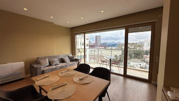 Apartment with Balcony | Zona de estar | Smart TV de 60 pulgadas con canales por cable