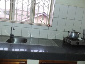 Kühlschrank, Mikrowelle, Wasserkocher, Mixer