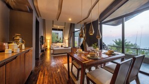 One Bedroom Villa | Cocina privada | Cafetera y tetera y toallas de papel