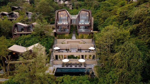 Vista frontal de la propiedad