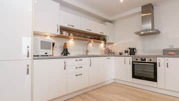 Casa de campo | Cocina privada | Refrigerador, lavavajillas, tetera eléctrica y tostadora