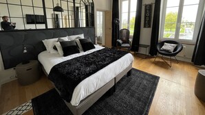 Superior Double Room, Ensuite (Maléfique) - Aurefees (Ellon)