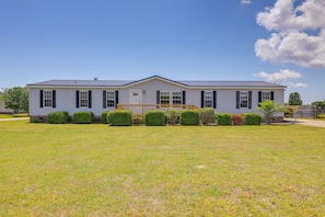 Exterior - Family Home + Fire Pit & Deck, 11 Miles to Beach! (Stella)