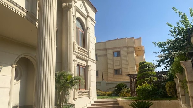 Un bâtiment à l’architecture classique, avec des colonnes et une entrée monumentale.