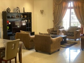 Smart TV, chimenea, mesa de ping pong