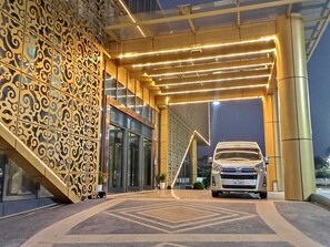 Airport shuttle - ST Vegas Hotel (Hadxayfong)