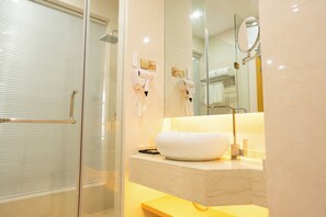 Regendusche, kostenlose Toilettenartikel, Haartrockner, Hausschuhe