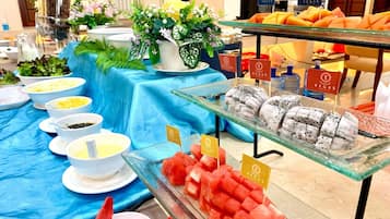 Se ofrece un desayuno bufé todos los días (por un coste adicional)