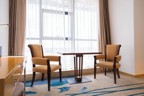 Habitación doble Deluxe | Área de sala de estar | Smart TV de 42 pulgadas con canales por cable y televisión 