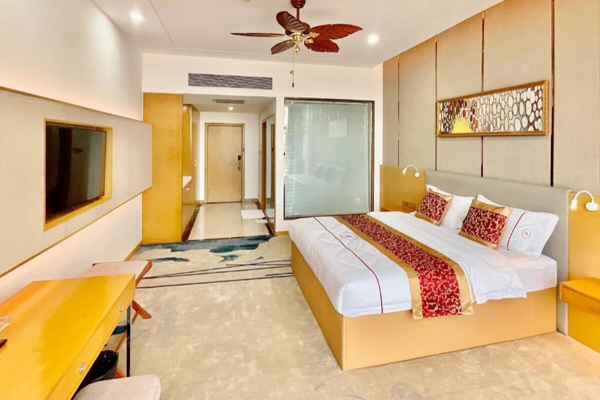 Premium bedding, minibar, in-room safe, WiFi (free)
