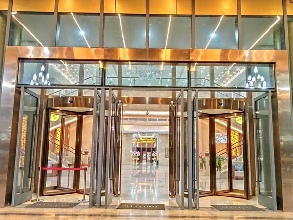 Property entrance - ST Vegas Hotel (Hadxayfong)