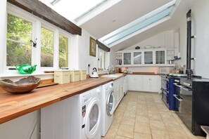 Kühlschrank, Ofen, Geschirrspüler, Wasserkocher mit Kaffee-/Teezubehör