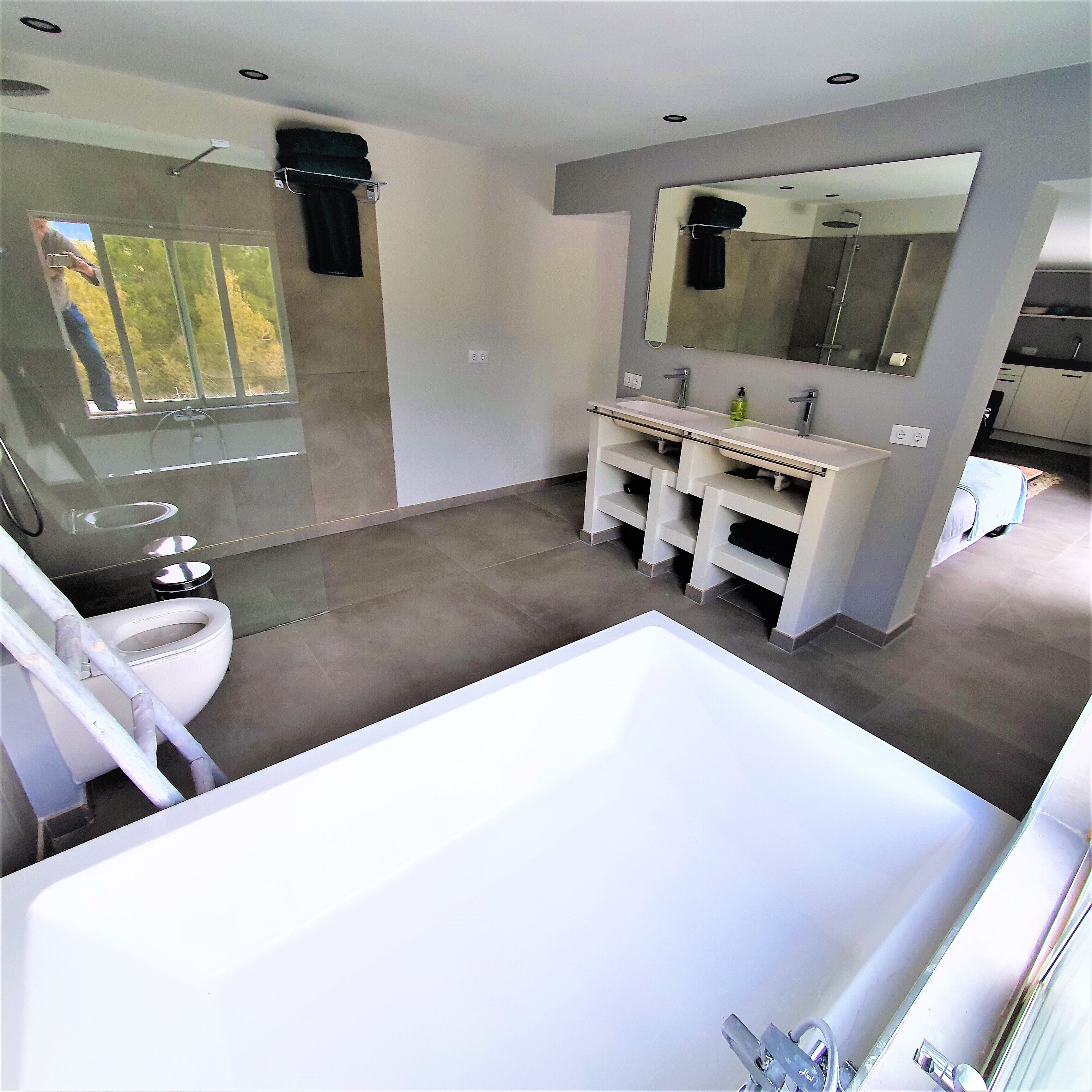 Bathtub, toilet paper