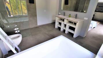 Bathtub, toilet paper