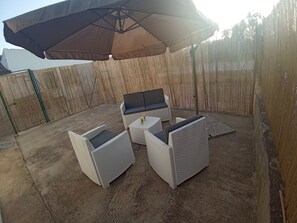 Terrace/patio - QUAINT COTTAGE WITH PATIO, 5 MINUTES FROM THE SEA (Arenella)