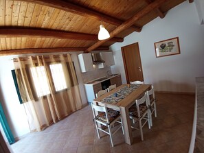 Dining - QUAINT COTTAGE WITH PATIO, 5 MINUTES FROM THE SEA (Arenella)
