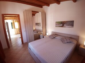 2 bedrooms, iron/ironing board, bed sheets - QUAINT COTTAGE WITH PATIO, 5 MINUTES FROM THE SEA (Arenella)