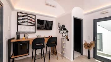 Sinner Suite with indoor Jacuzzi Bathtub | 埃及棉床单、高档床上用品、加厚床垫、客房内保险箱
