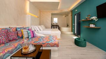 Saint Suite with indoor Jacuzzi bathtub | Lakens van Egyptisch katoen, luxe beddengoed, pillowtop-bedden