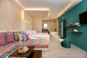 Saint Suite with indoor Jacuzzi bathtub | Seprai katun Mesir, seprai premium, bantalan ekstra lembut, dan brankas