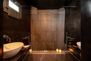 Sinner Suite with indoor Jacuzzi Bathtub | Badeværelse | Kombination af bruser/badekar, dybe badekar