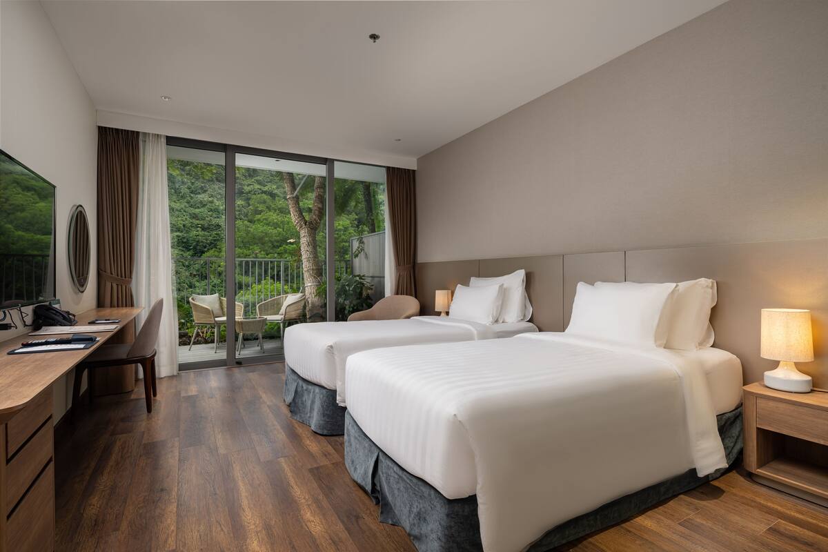 Premier Mountain View Twin | Minibar, in-room safe, iron/ironing board, free WiFi