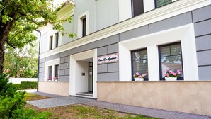 A modern building with a flat facade, large windows, and a sign reading "Casa de Aventura".
