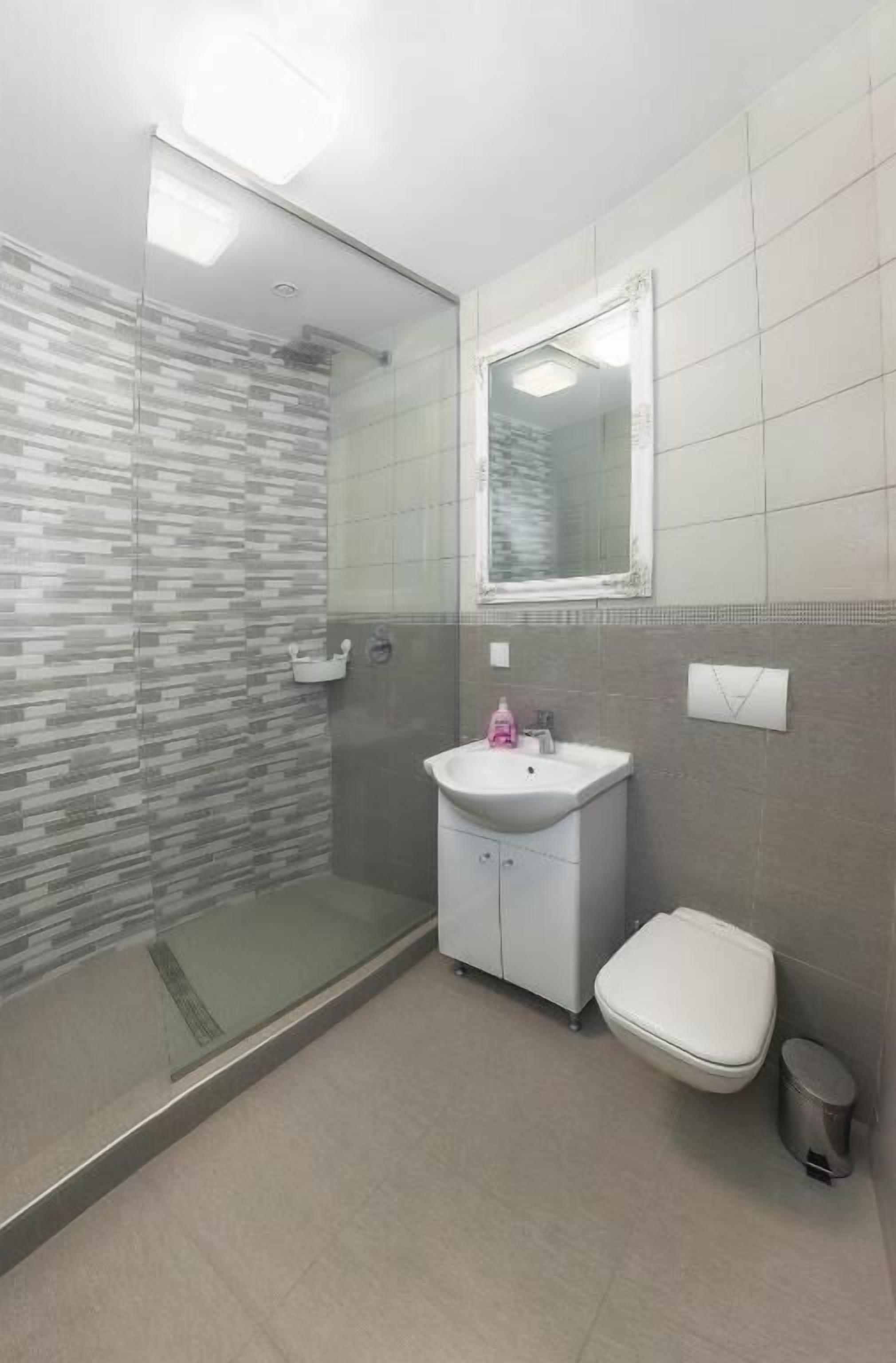 Buồng tắm vòi sen, máy sấy tóc, khăn tắm 