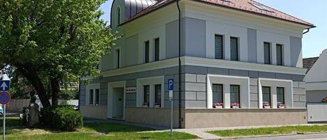 Vista frontal de la propiedad