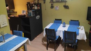 Un espace repas comprenant un comptoir, des chaises et des tables.