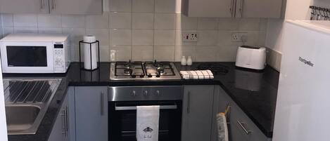 Frigorífico, microondas, horno y hervidor eléctrico