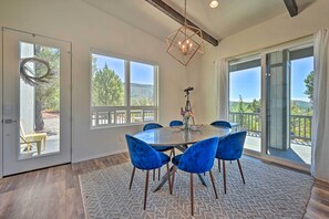 Dining - Mtn Views & Gas Fire Pit: Luxe Pine Escape! (Pine)