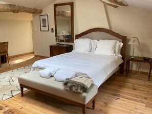 Decoración personalizada, muebles diferentes y ropa de cama 