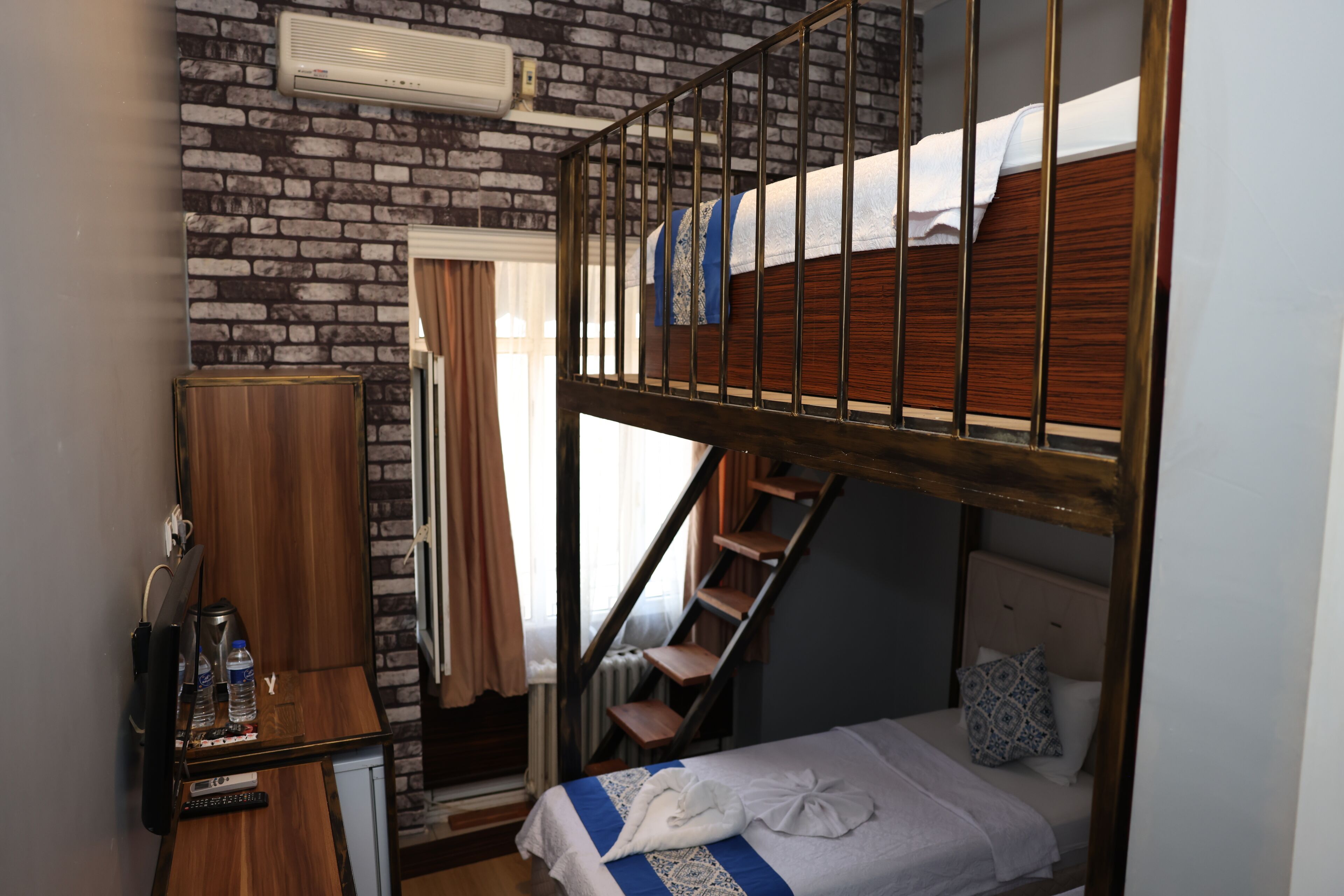 deluxe triple room | 1 bedroom, free minibar items, free wifi, bed sheets