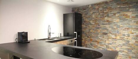 Réfrigérateur, micro-ondes, four, plaque de cuisson