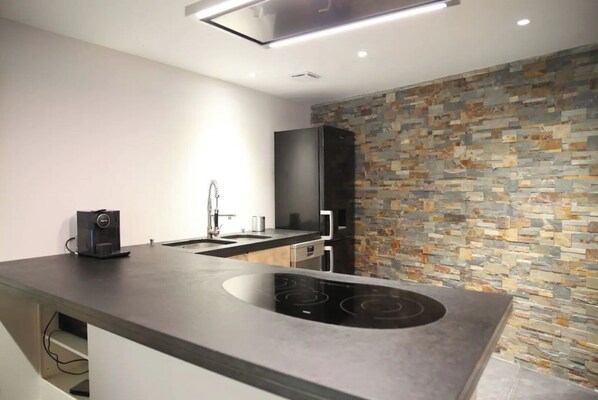 ثلاجة، ميكروويف، فرن، موقد طهي مسطح