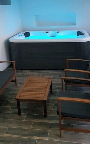 Indoor spa tub