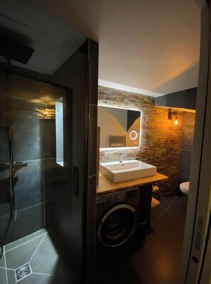 Een douche, gratis toiletartikelen, een haardroger, badjassen