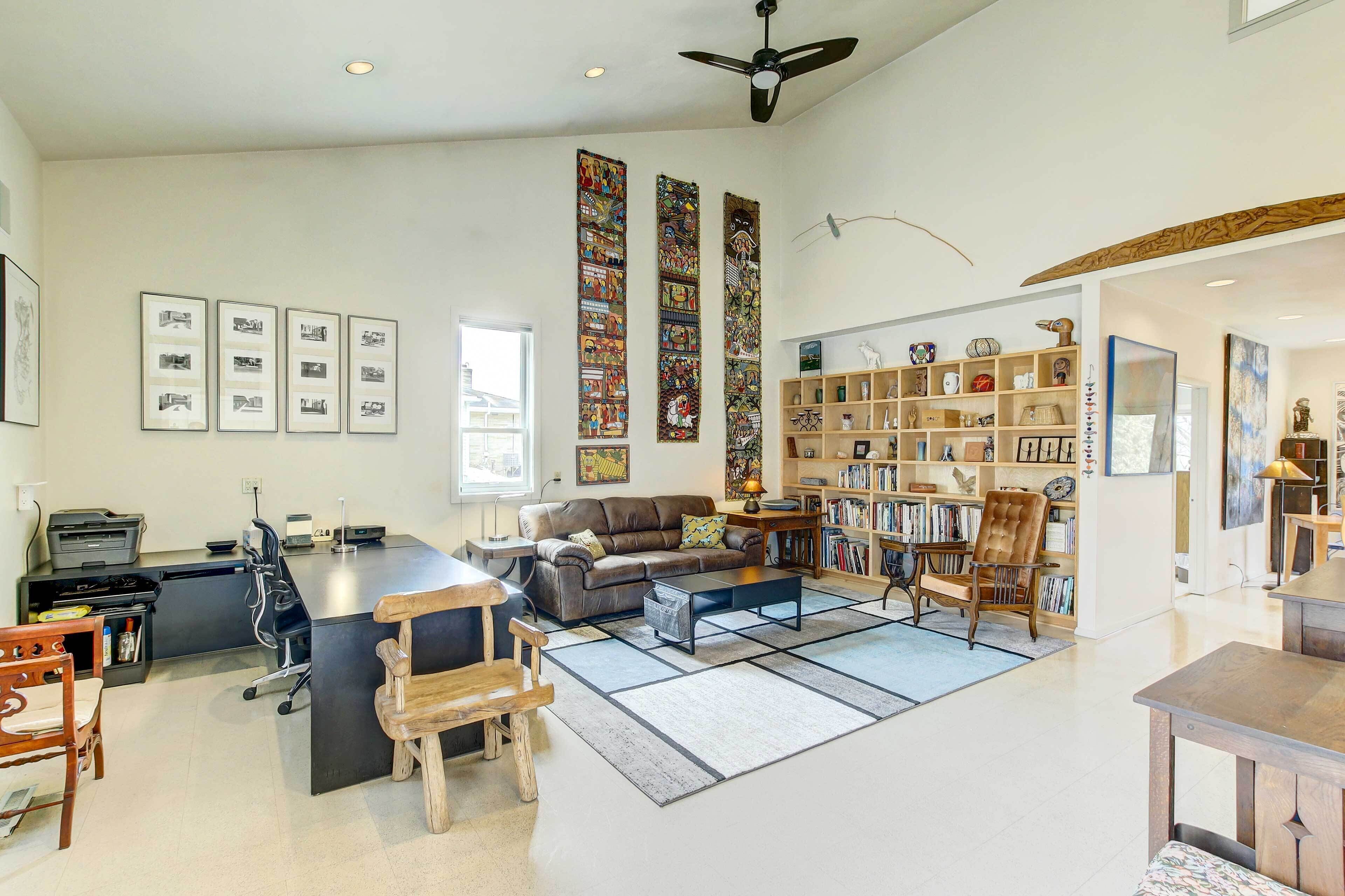 Charming ‘Bayview Art House’ with Deck & Grill!