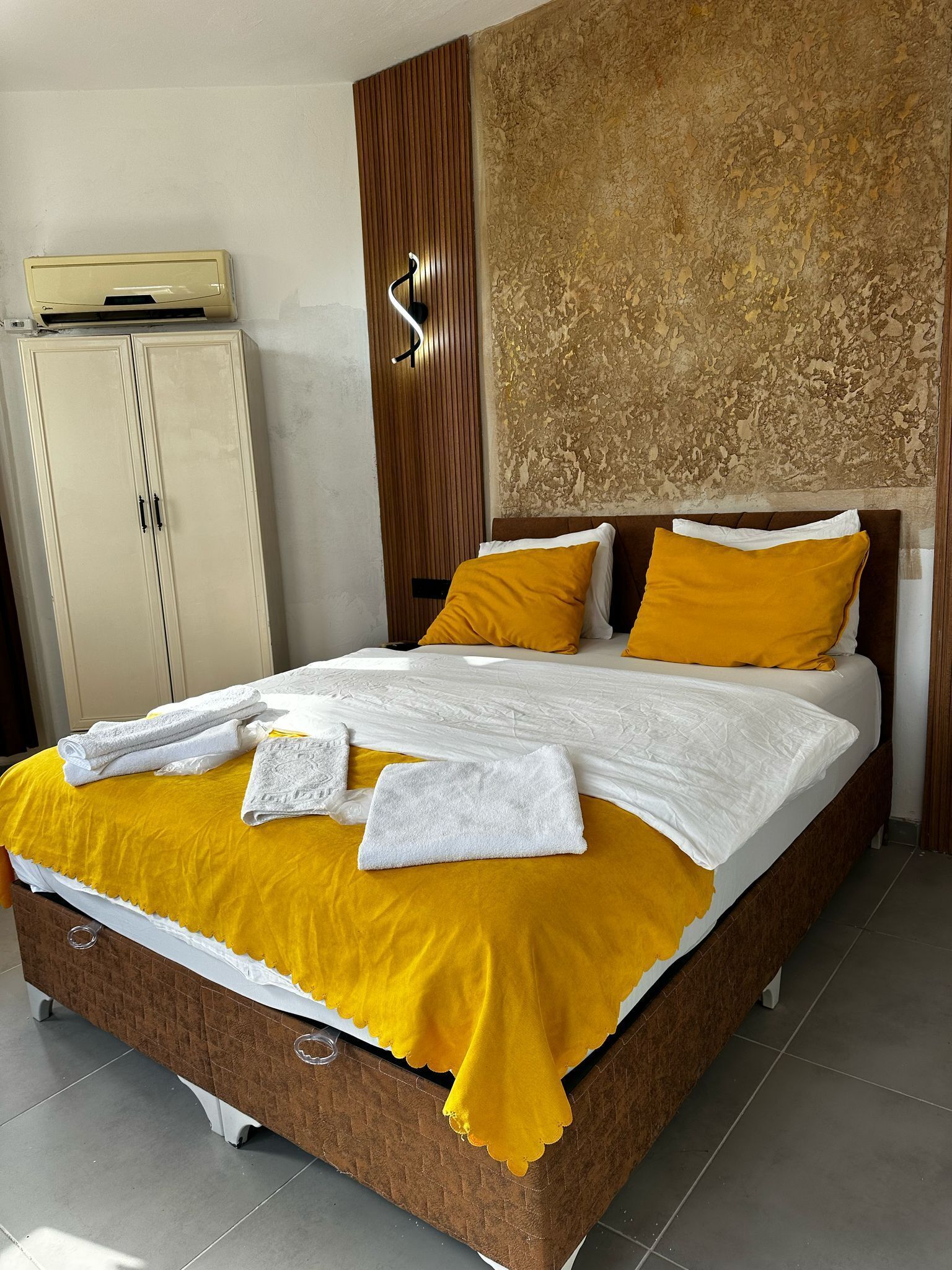 أغطية فراش متميزة ومساحة عمل للكمبيوتر المحمول