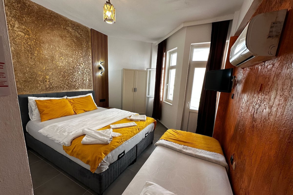 Classic Room, Courtyard View | 1 bedroom, premium bedding, laptop workspace, free cots/infant beds